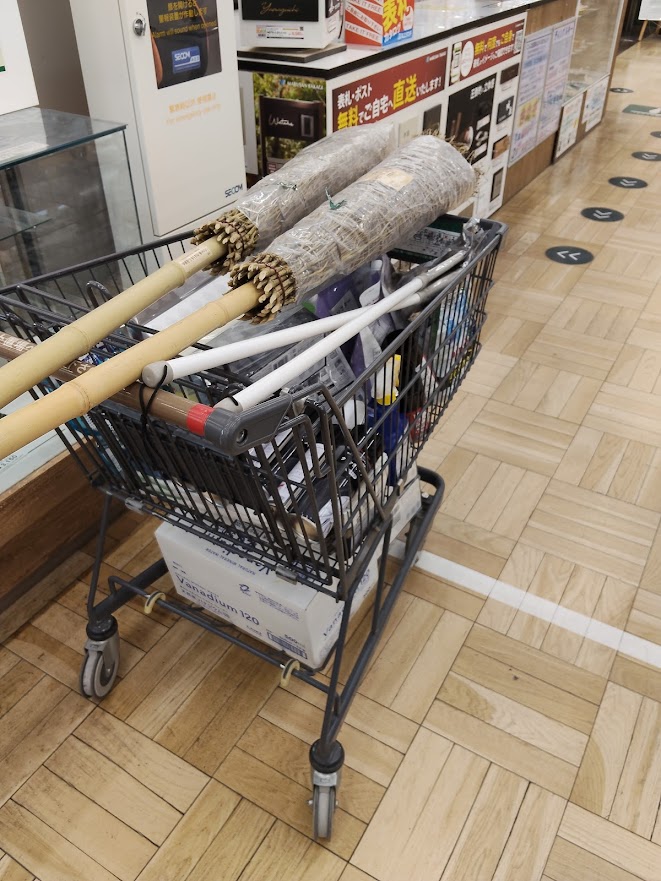 カインズホーム伊勢崎店の店内レジ周辺。ISECA（イセカ）決済を行うショッピングカートと丁寧な接客風景。